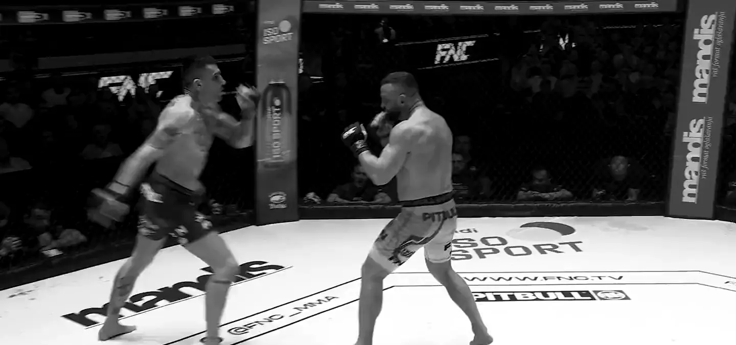 Aleksandar Ilić u kavezu tokom borbe